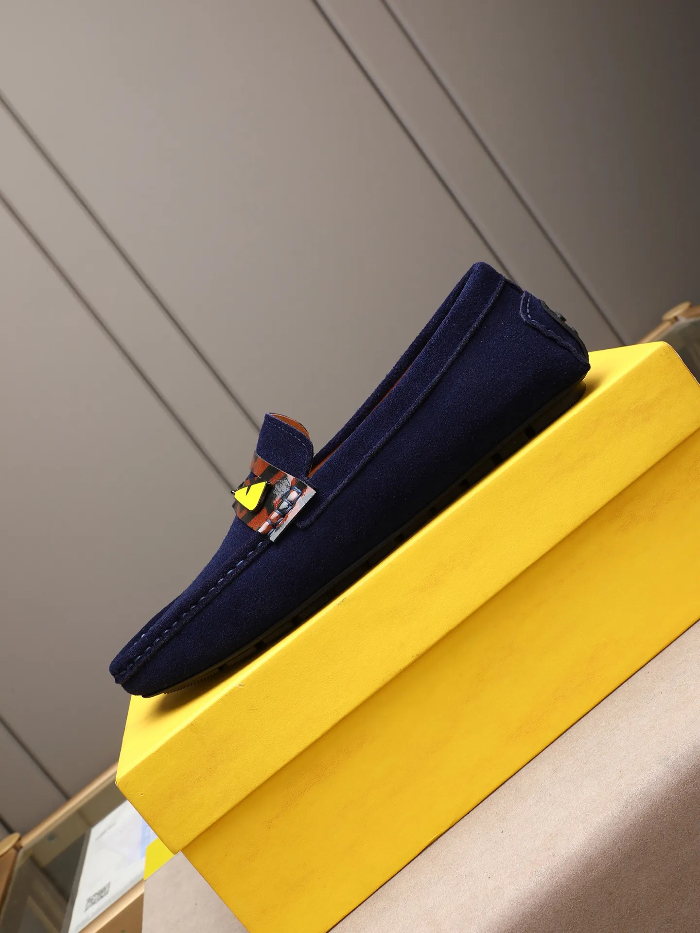 Men's shoes 💰400💰[FENDI] The little monster of Fendi F family, which is popular all over the world, is coming in a big way, the latest color, driving slip-on loafers, avant-garde and versatile fashion men's shoes, bun shoes, bean shoes👌👌👌 Private mold opening, 1:1 reproduction... The upper is made of first-layer cowhide, and the first-layer pigskin lining... is extremely comfortable, fashionable, simple, atmospheric and personalized [color] The side of the shoe is more refined, and the overall effect is handsome [ Turn in a circle][Turn in a circle]💭This hardware monster with eyes is not the popular version on the market🚳🚳Compared with the old model, it is more trendy, eye-catching and more classy🔰This summer, the little monster will subvert the old ideas and share the fashion with you🔱A must-have for fashionistas! Must keep it for yourself! Online outsole, high-end quality workmanship. Color: black, blue, white, red. Matching code: 38-44 (45 46 47 customized) (standard leather shoe size)